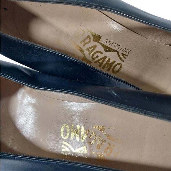 FERRAGAMO! BLACK GENUINE LEATHER SUPER SLEEK, UNDERSTATED & ELEGANT PUMPS! SZ 9B - Picture 10 of 11